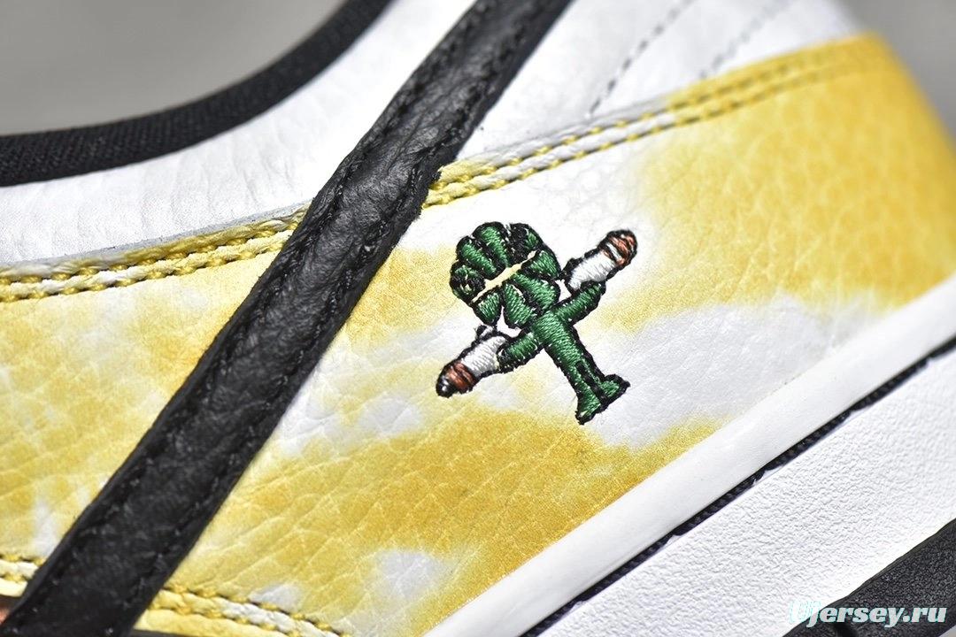 NK SB Dunk Low Pro QS Roswell Raygun