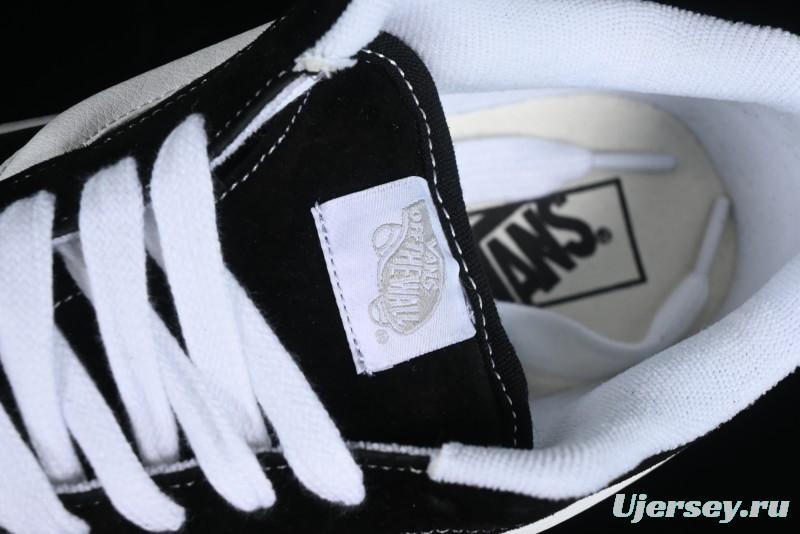 Vans Classics Knu Skool Retro Sneakers in Black & White - VN0AUAK375