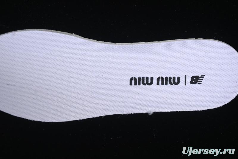 New Balance 530 Metallic Silver Sneakers – Stylish & Sporty Design