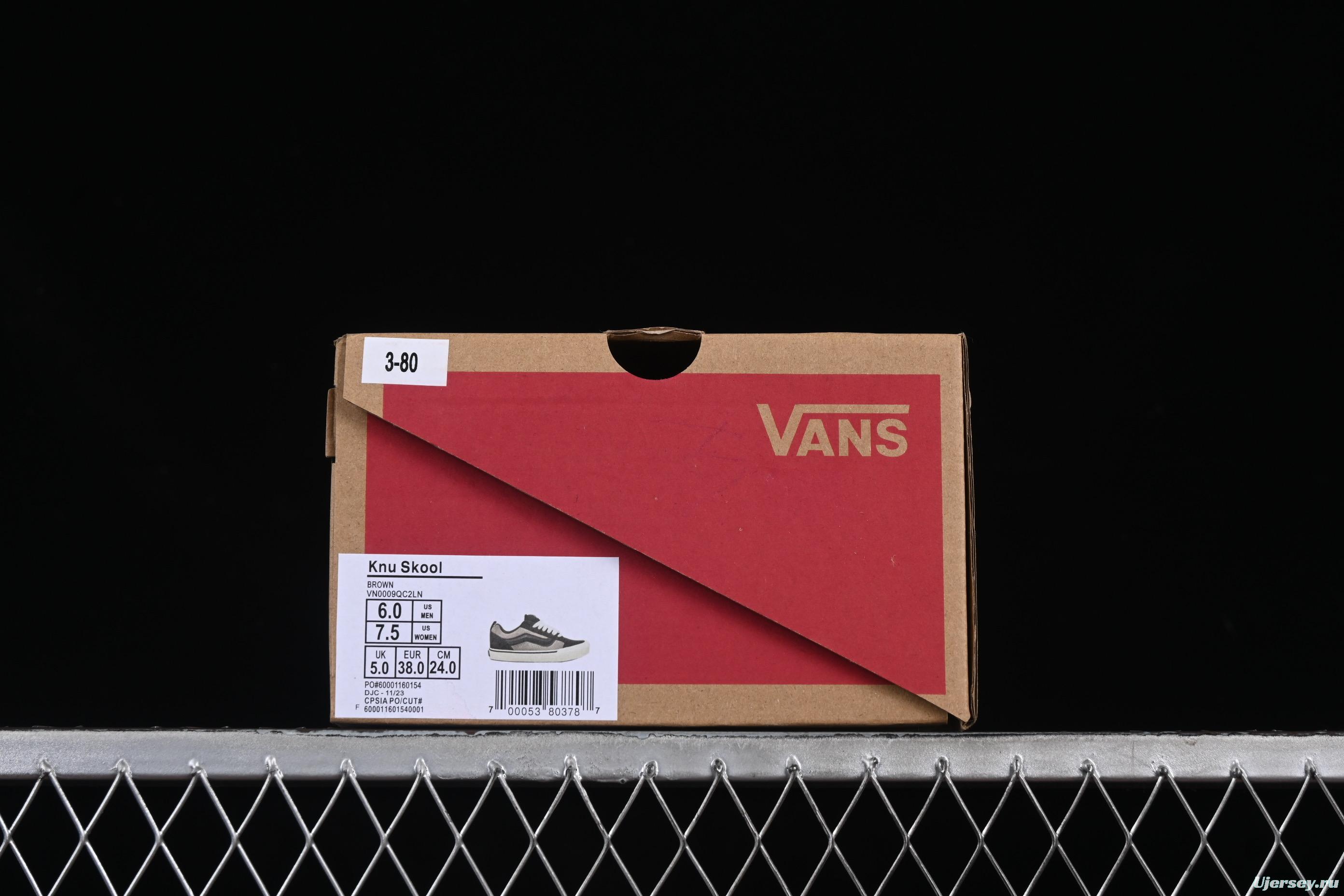 Vans Knu Skool Low-Top Retro Chunky Sneakers with Oversized Logo - VN0009QC2LN