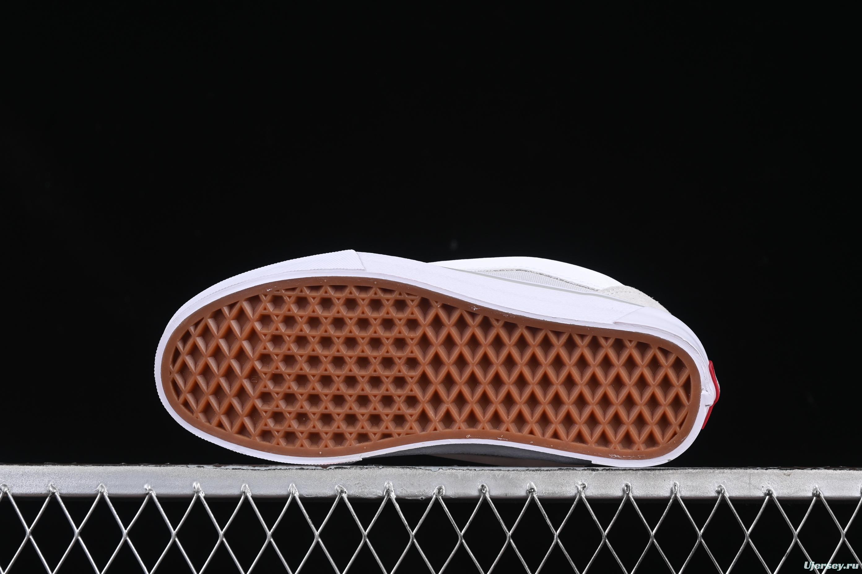 Vans Knu Skool Low-Top Retro Chunky Sneakers with Oversized Logo - VN000CRPBWD