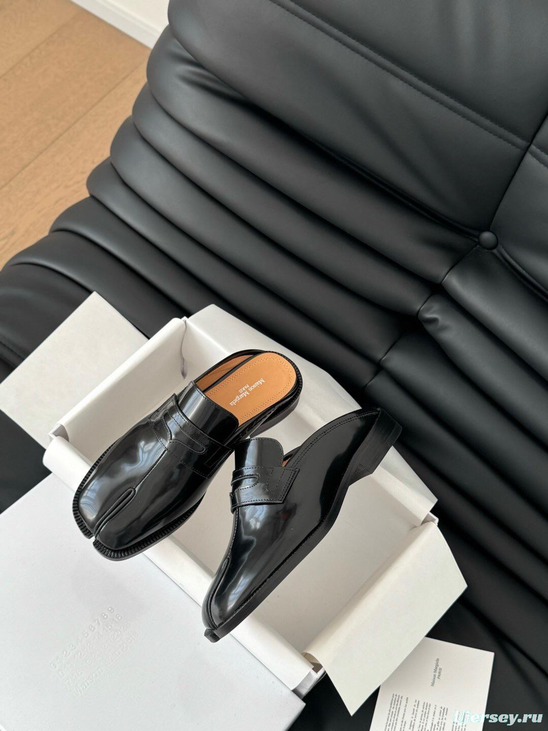 2025 Women MM6 Black Leather Tabi Loafers