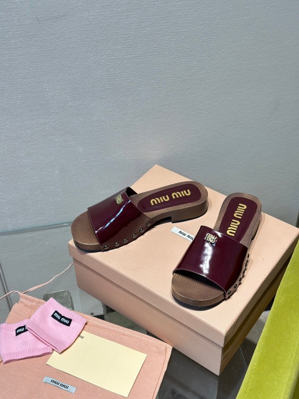 2025 Women Miu Miu Burgundy Patent Leather Slippers KFY00230