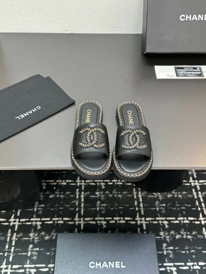 2025 Women Chanel Black Leather Slippers Chain Detail LY00320