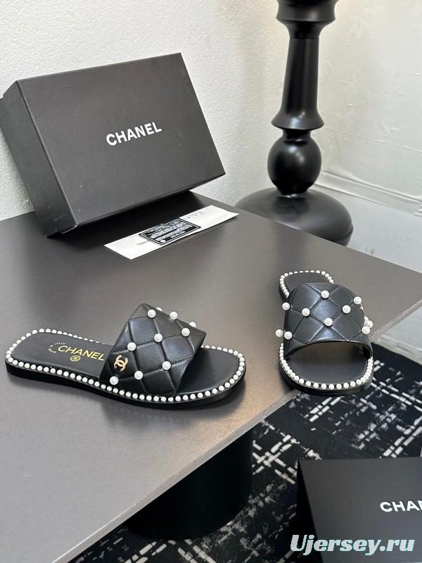 2025 Slippers CHANEL Black Leather Pearl Decor