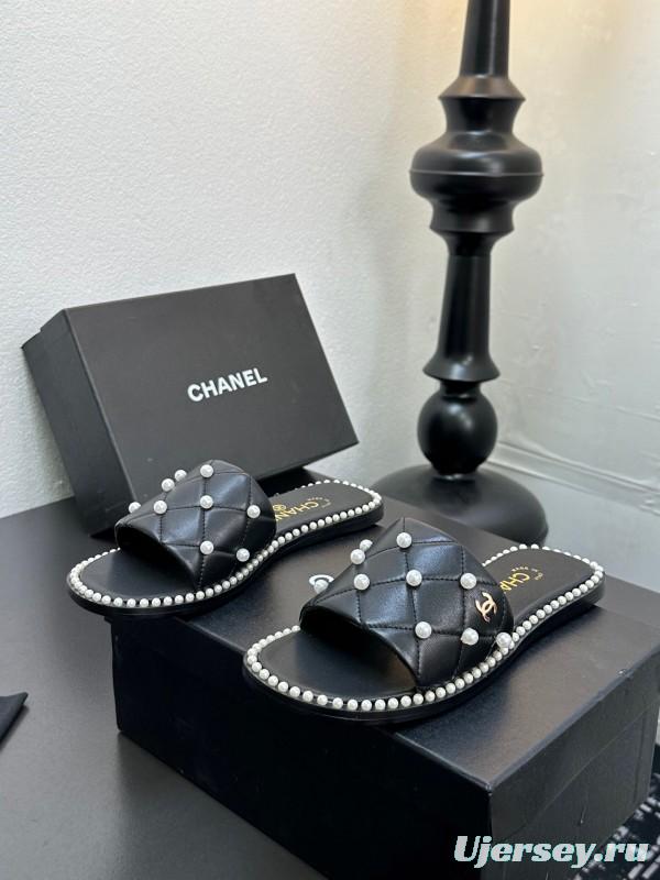2025 Slippers CHANEL Black Leather Pearl Decor