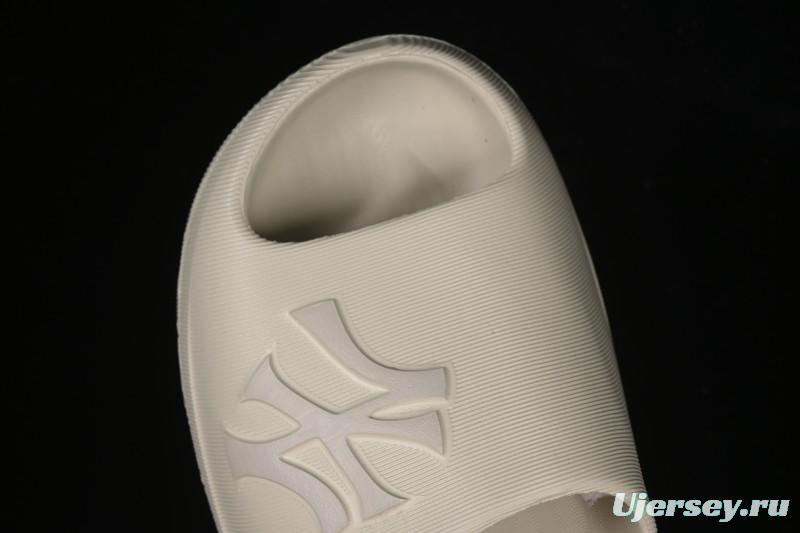 New York Yankees MLB Skipper Slide Summer Casual Sandals - 3ALPS015350IVS