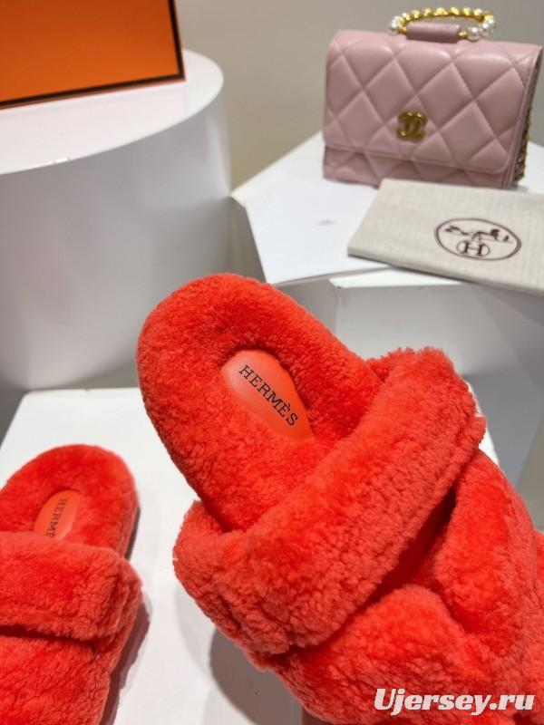 Herschel Supply Co. Love Uncle Full Wool Slippers with Wavy Fur Design - LY00270