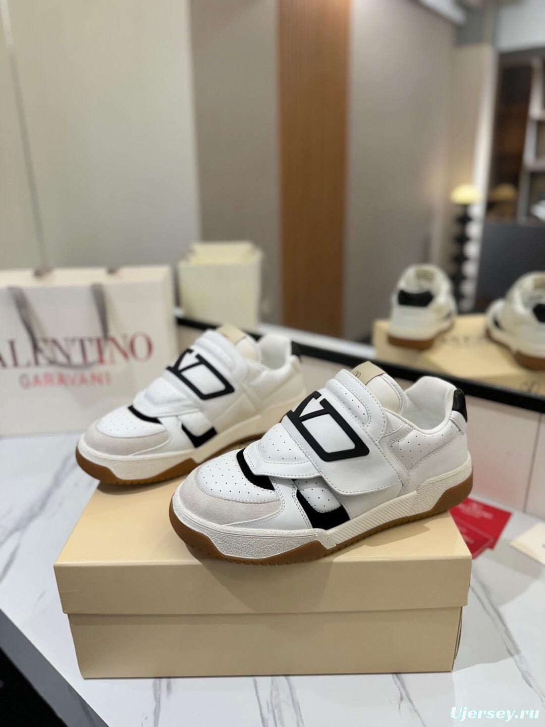 VALENTINO 2025 SS Casual Sneakers with V Logo Hook-and-Loop Closure - AS00410