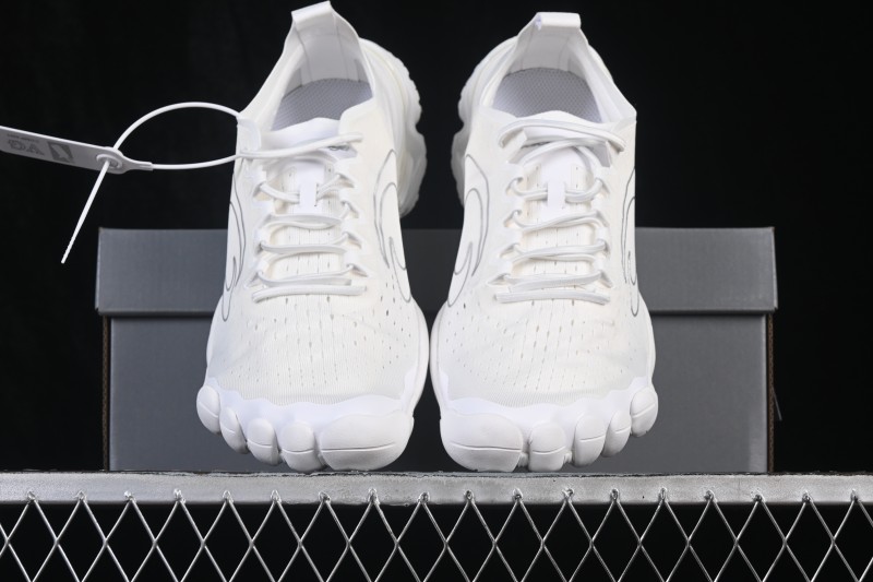 Balenciaga Anatomic Runner Low-Top Lifestyle Sneakers with Five-Toe Structure - WANRN9000